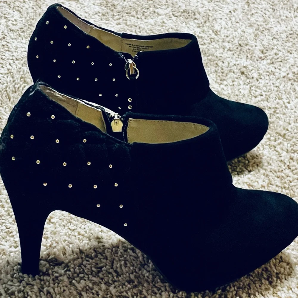 Adrienne Vittadini Black Suede Cuffed Studded Ankle Bootie stiletto 9-1/2 M EUC - Picture 2 of 16